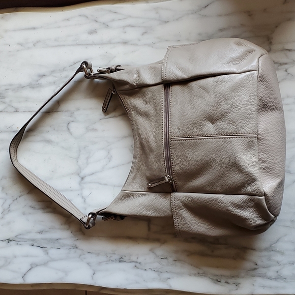 Tignanello Handbags - Tignanello vintage leather shoulder bag